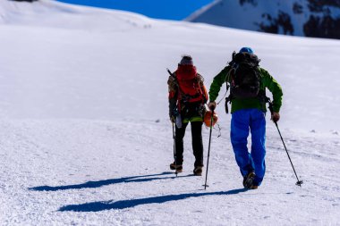 İsviçre - Aletsch Buzulu dağlarında buzul üzerinde buz tırmanışı
