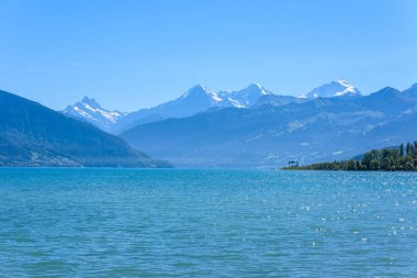 Thuner lake Thun adlı dağ, İsviçre için panoramik manzaralı.