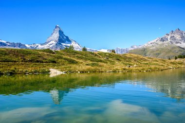 Lake Leisee peyzaj, Zermatt, İsviçre Alplerinin ortasından Matterhorn Dağ Manzaralı.