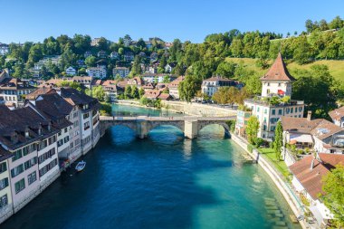Nehir Aare, ile eski şehir Bern görüntülemek Köprüsü'nden, İsviçre.