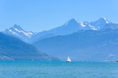 Thuner lake Thun adlı dağ, İsviçre için panoramik manzaralı.