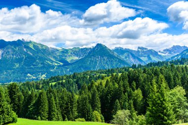 Oberstdorf bölgesinde Almanya Güney peyzaj.