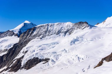 Jungfrau İsviçre Alpleri'nde Bernese dağ manzarası.