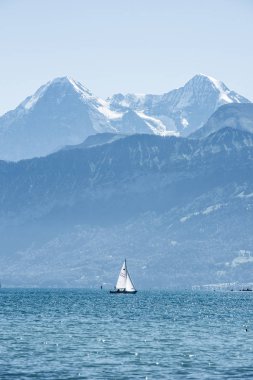Thuner lake Thun adlı dağ, İsviçre için panoramik manzaralı.