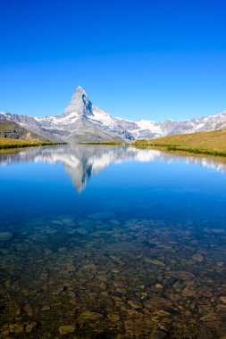 Stellisee gölde Matterhorn, Zermatt, İsviçre.