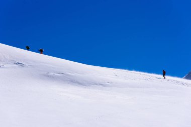 İsviçre - Aletsch Buzulu dağlarında buzul üzerinde buz tırmanışı