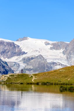 Matterhorn, Zermatt, İsviçre yansıması ile Stellisee Gölü.