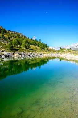 Gruensee (yeşil göl) Matterhorn dağ, Zermatt, İsviçre için Manzaralı.