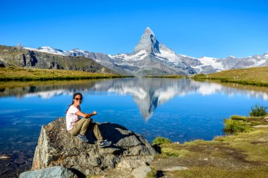 Uzun yürüyüşe çıkan kimse Stellisee Gölü ile yansıması Matterhorn, Zermatt, İsviçre.