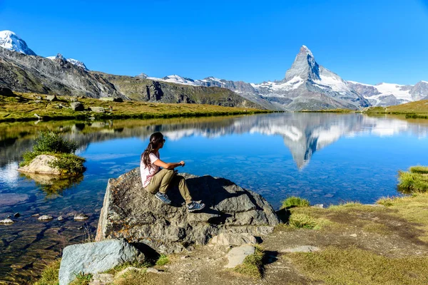 Hiker Stellisee Lake Reflection Matterhorn Zermatt Switzerland — Stock Photo, Image