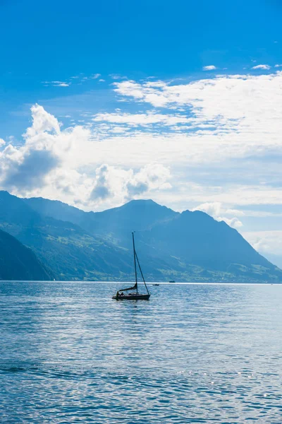 Dört kanton Gölü (Vierwaldstaetter bakınız) - Brunnen, İsviçre görüntülemek.