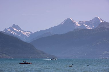 Dağ manzarası, İsviçre için panoramik manzaralı Thuner lake Thun adlı.