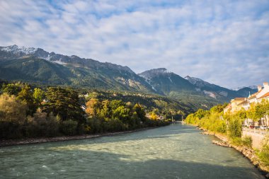 Çok renkli ev kıyısında river Inn, Innsbruck, Avusturya