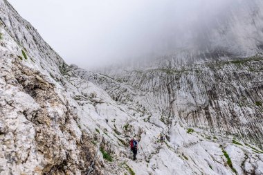 Yürüyüşçüler Avusturya - Avrupa Alpleri Hiking Gruttenhuette, gidiş, Tyrol, Avusturya - yakın Wilder Kaiser dağlarının Ellmauer durdurmak,