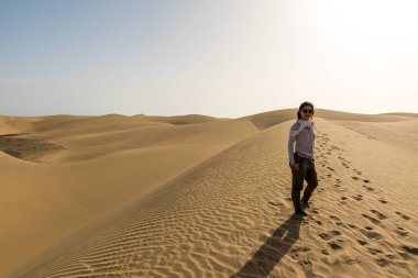 Gran Canaria, İspanya kum tepeleri üzerinde yürüyen kız