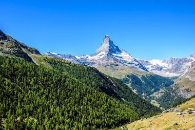 Matterhorn - Zermatt, İsviçre'nin güzel manzara evleri ile küçük bir köy