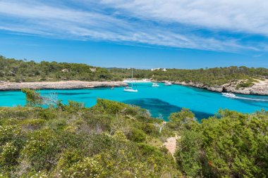 Yelkenli tekneler, Cala Mondrago - güzel bir plaj ve sahil Mallorca