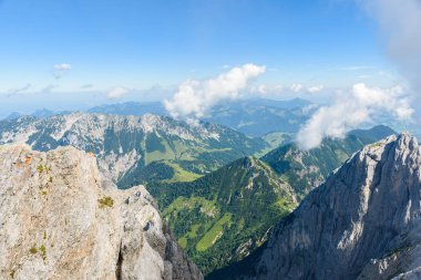 Uzun yürüyüşe çıkan kimse Ellmauer durdurmak, Avusturya - Avrupa Alpleri Hiking Gruttenhuette, gidiş, Tyrol, Avusturya - yakın Wilder Kaiser dağlarının
