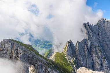 Bulutlara Ellmauer durdurmak, Wilder Kaiser dağlar Avusturya - gidiş, Gruttenhuette, Tyrol, Avusturya - yakın dağlarda Avrupa Alpleri Hiking