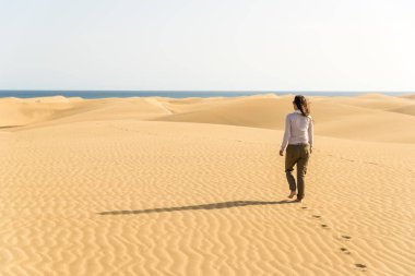 Gran Canaria, İspanya kum tepeleri üzerinde yürüyen kız
