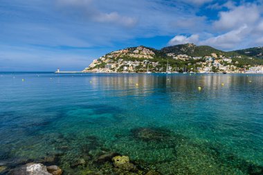 Bağlantı noktası d'Andratx, Mallorca - Bay güzel sahil ile eski köy