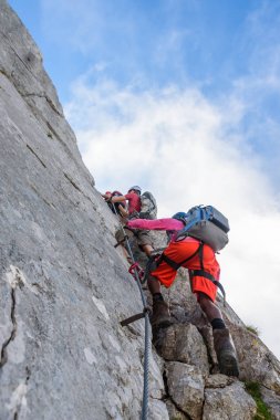 Yürüyüşçüler Avusturya - Avrupa Alpleri Hiking Gruttenhuette, gidiş, Tyrol, Avusturya - yakın Wilder Kaiser dağlarının Ellmauer durdurmak,