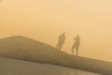 Çöl kumulları çift gölgesinde