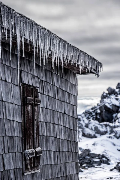 Kalte Winterzeit Eis Auf Dem Dach Des Holzhauses — Stockfoto