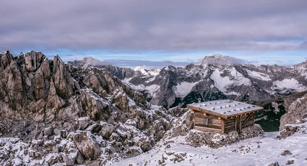 位于奥地利阿尔卑斯山的一座山小屋 冬季在雪地里 Hafelekarspitze Seegrube Karwendel 因斯布鲁克 奥地利 — 图库照片