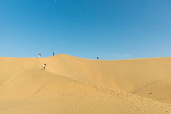 Ihmiset Kävelevät Aavikon Halki — kuvapankkivalokuva
