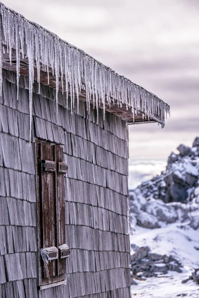 Kalte Winterzeit Eis Auf Dem Dach Des Holzhauses — Stockfoto