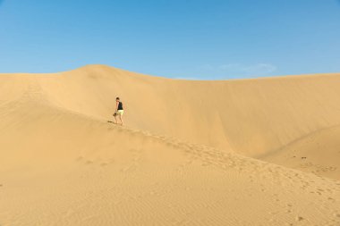 Gran canaria, İspanya çölde yürüyen adam