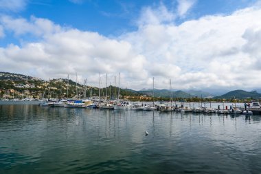 Bağlantı noktası d'Andratx, Mallorca - Bay güzel sahil ile eski köy