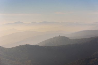 Manzara güzel Kara Orman, Almanya. Hills Alsace, Fransa yakın silüeti.