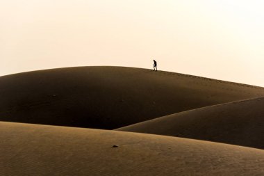 Gran canaria, İspanya çölde yürüyen adam