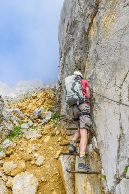 Uzun yürüyüşe çıkan kimse Ellmauer durdurmak, Avusturya - Avrupa Alpleri Hiking Gruttenhuette, gidiş, Tyrol, Avusturya - yakın Wilder Kaiser dağlarının