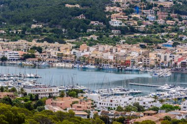 Bağlantı noktası d'Andratx, Mallorca - Bay güzel sahil ile eski köy