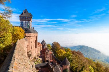 Haut-Königsbourg - güzel Alsace bölgesinde Fransa'nın Strasbourg city yakınındaki eski kale