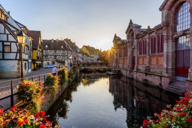 Güzel renkli tarihi Colmar şehir olarak da bilinen Little Venice, tekne yolculuğu boyunca geleneksel görünümünü pastoral nehirde Lauch yaz, Colmar, Alsace, Fransa evler - hedef Avrupa'da seyahat