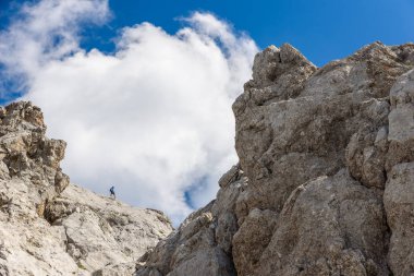 Uzun yürüyüşe çıkan kimse Ellmauer durdurmak, Avusturya - Avrupa Alpleri Hiking Gruttenhuette, gidiş, Tyrol, Avusturya - yakın Wilder Kaiser dağlarının