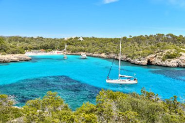 Yelkenli tekneler, Cala Mondrago - güzel bir plaj ve sahil Mallorca