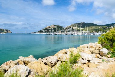 Bağlantı noktası d'Andratx, Mallorca - Bay güzel sahil ile eski köy
