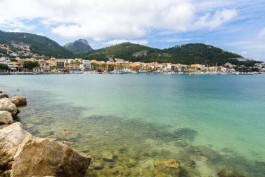 Bağlantı noktası d'Andratx, Mallorca - Bay güzel sahil ile eski köy
