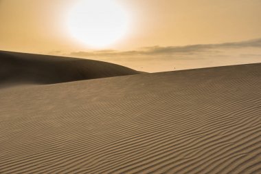 Sunrise çölde - kum tepeleri ile güzel manzara