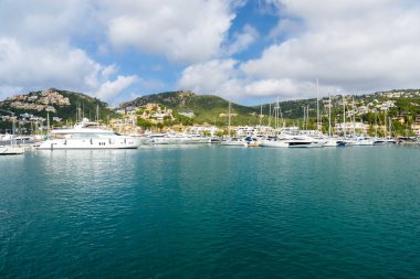 Bağlantı noktası d'Andratx, Mallorca - Bay güzel sahil ile eski köy