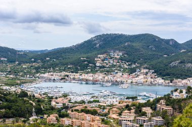 Bağlantı noktası d'Andratx, Mallorca - Bay güzel sahil ile eski köy