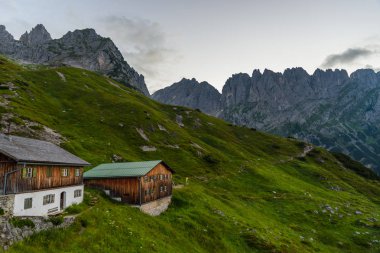 Gruttenhuette görünümünden, Wilder Kaiser dağlar, gidiş, Tyrol, Avusturya - Avrupa Alpleri Hiking üzerinde bir alpine hut