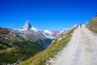 Matterhorn - yürüyüşçüler Zermatt, İsviçre'nin güzel manzara
