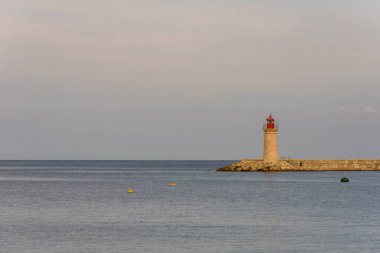 Deniz feneri ve Yelkenli - okyanus görmek