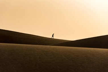 Gran canaria, İspanya çölde yürüyen adam